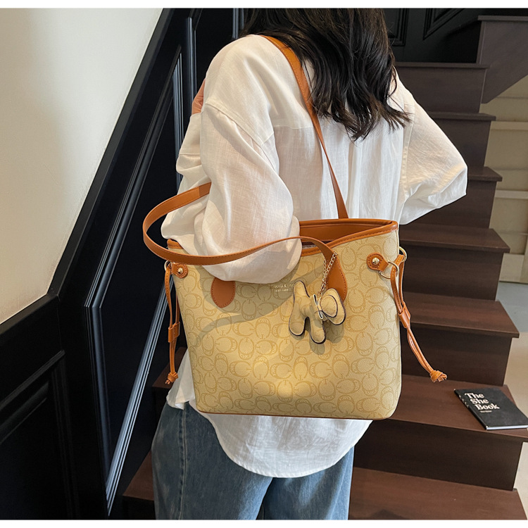 Korean high-end, versatile and retro single-shoulder commuter bag for women, new summer 2025 large-capacity fashionable tote bag undefined