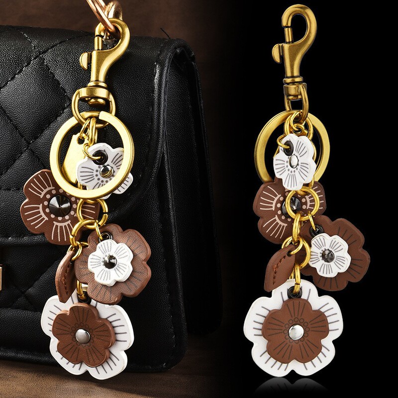 Cross-Border New Fashion Camellia Leather Keychain Suitable for Armpit Bag Pendant Long Flower Chain Accessories Wholesale