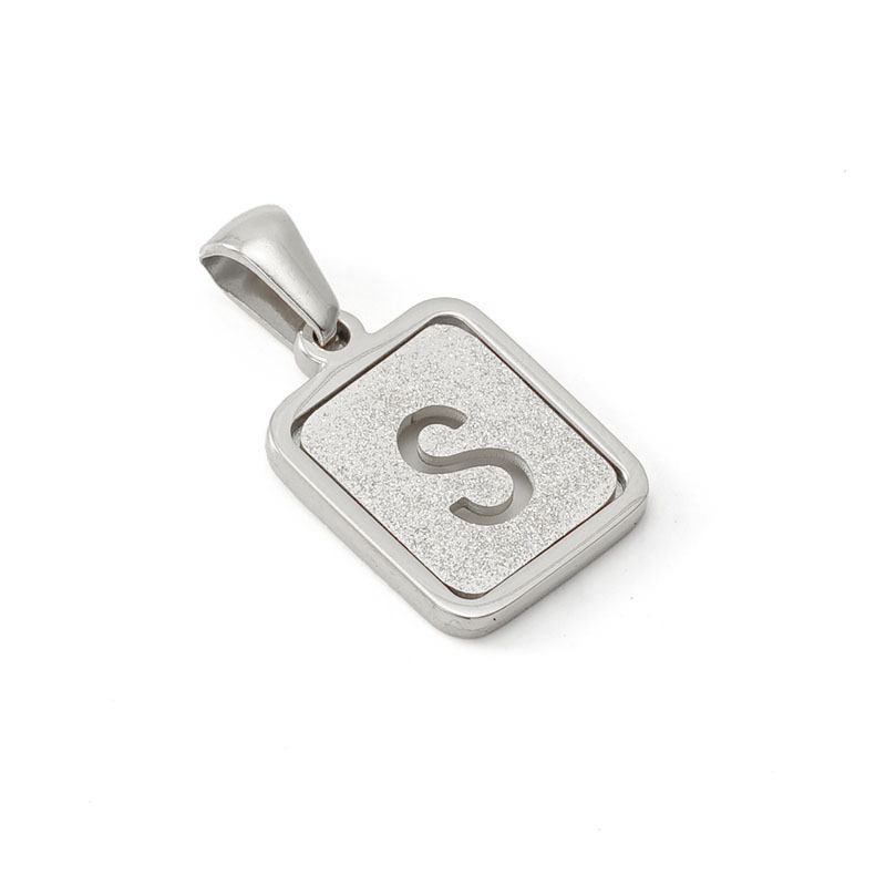Nueva moda de acero inoxidable letra inglesa colgante de fábrica al por mayor carta prensada en arena titanio acero 18K Commuter todo partido