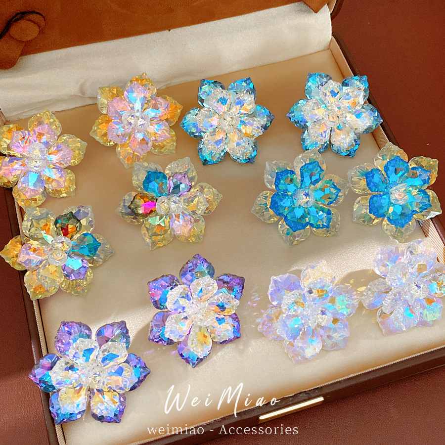 Accesorios de vacaciones de agujas de plata pernos de flores de vidrio color ultra brillante personalidad pendientes de viento ligero lujo alta sensación auriculares al por mayor image 1