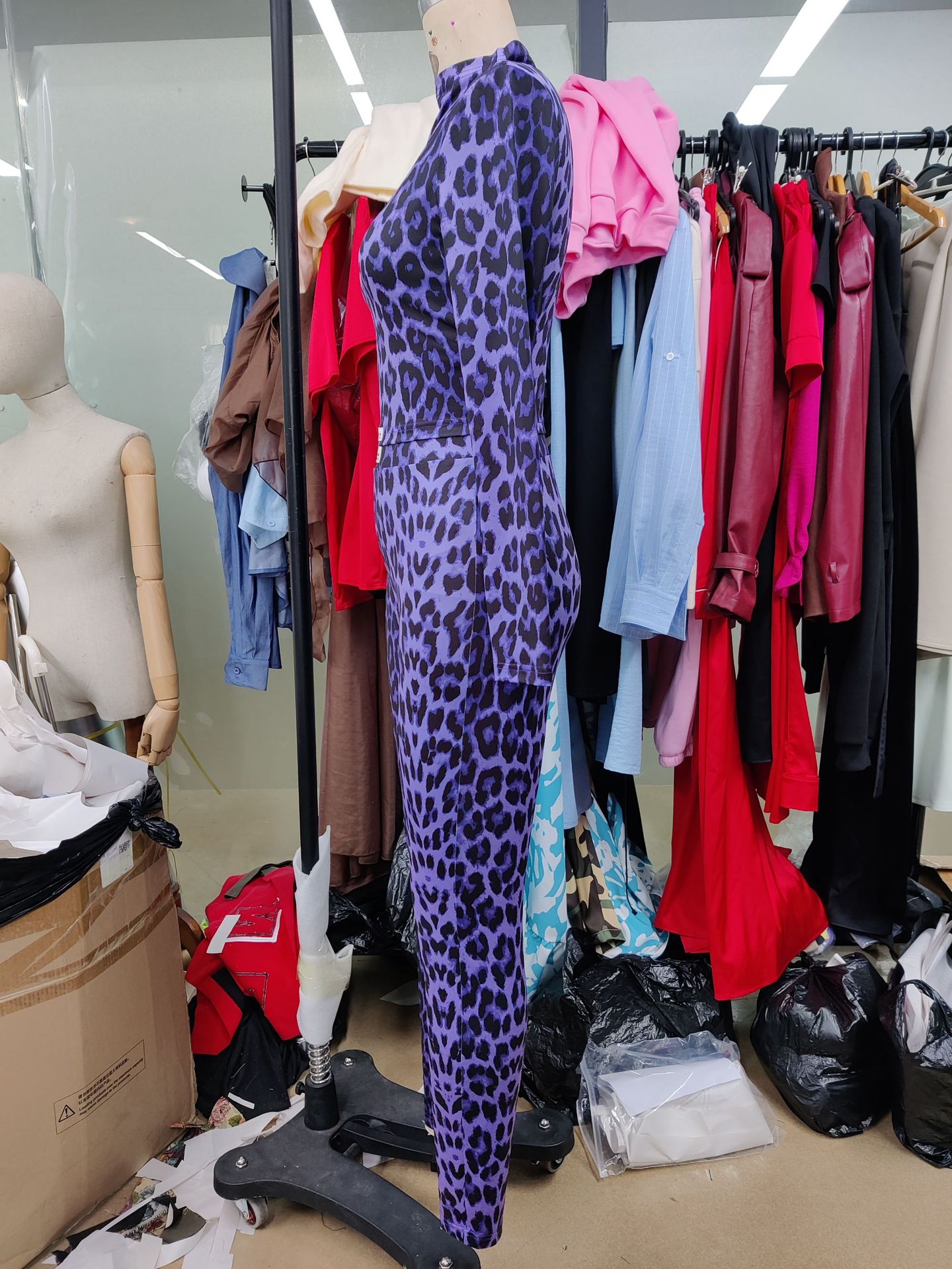 Modisches zweiteiliges Set mit Leopardenmuster für Damen: Langarmshirt und hochgeschnittene Hose – perfekt für Freizeit und Büro._voghion.com