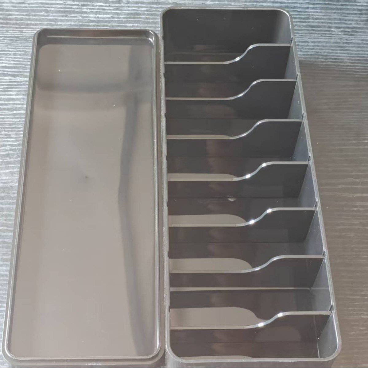 "케이블 관리 스트랩이 없는 ""블랙"" 커버형 8칸 케이블 박스"