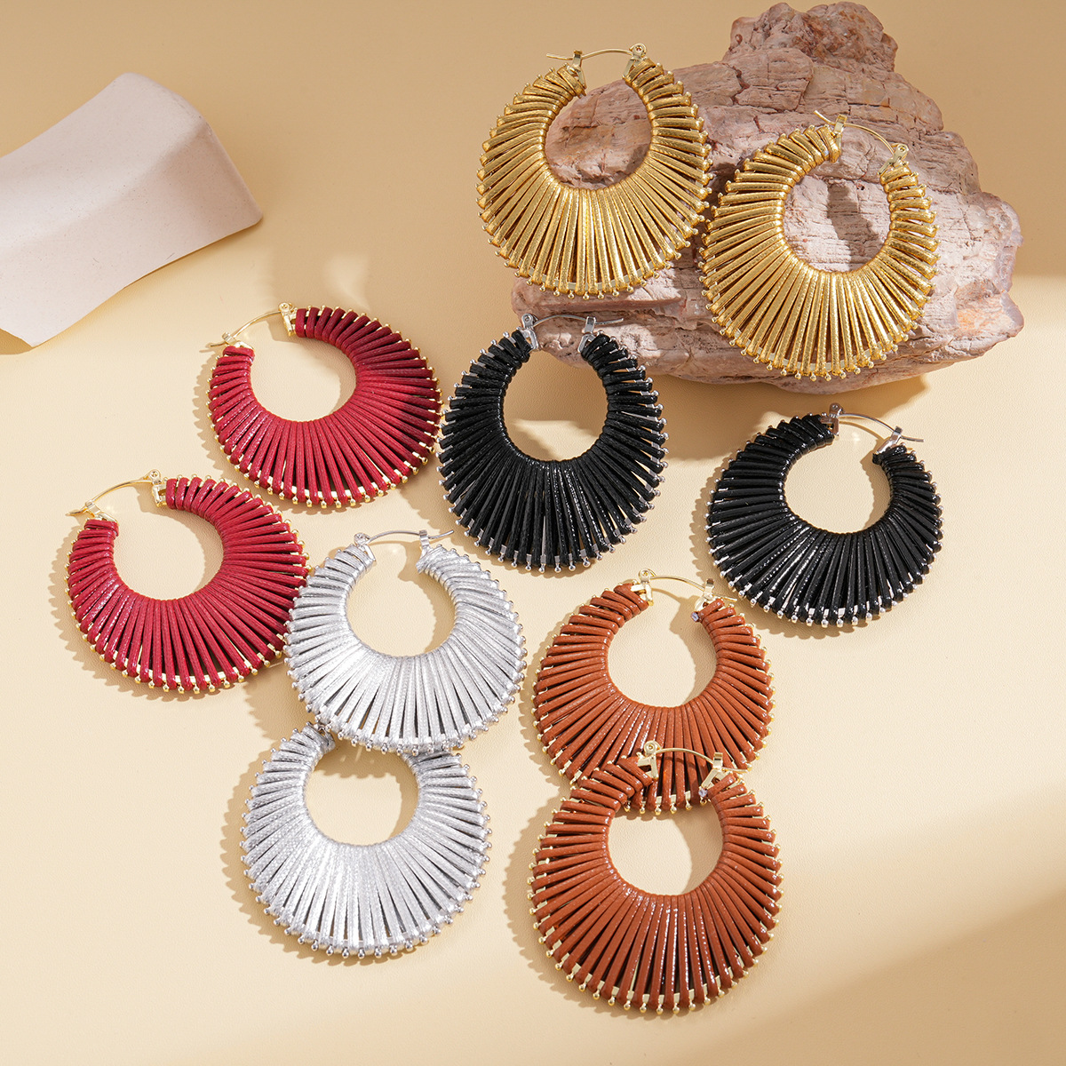 Europa y los Estados Unidos transfronterizos otoño y invierno trenzado hueco geometría broches redondos bohemios personalidad nicho de alta sensación pendientes para mujeres