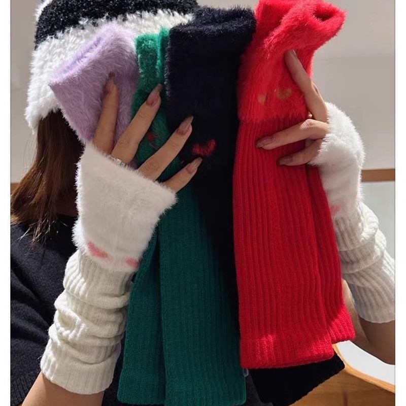 半分の指の手袋の女性は冬に指を出して腕の袖の腕のカバーを保護することができます。|undefined