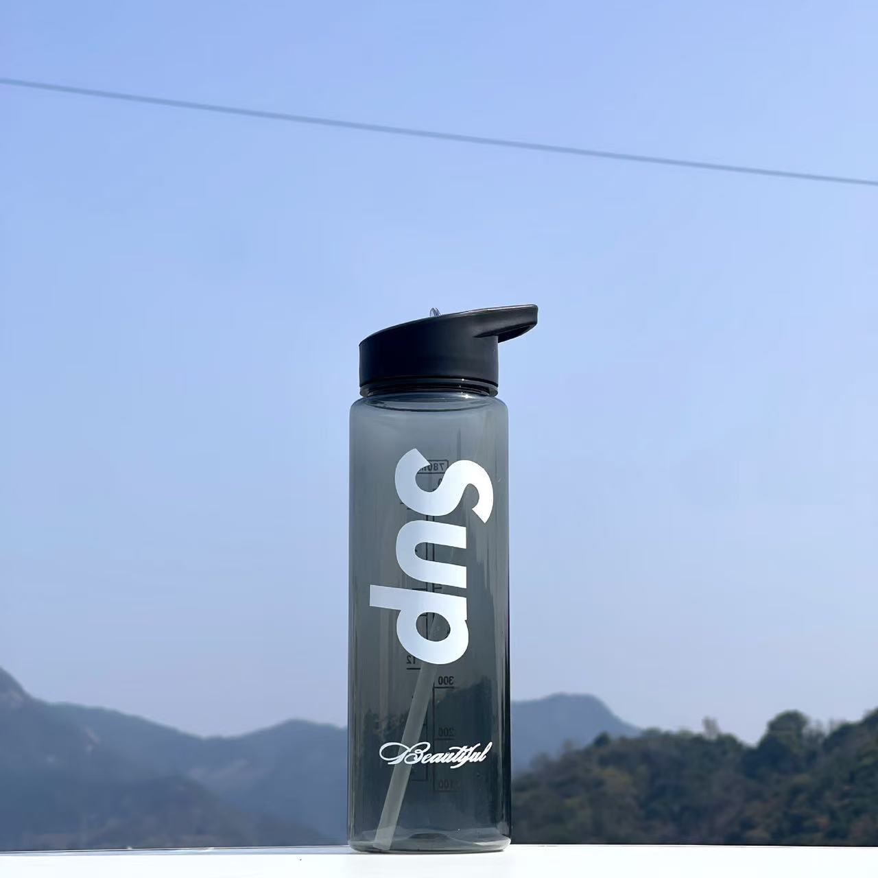 Transparente transfronteriza de alto valor de la cara cubierta de resbalaje taza de agua de paja de gran capacidad portátil encantador anti-caída taza espacial