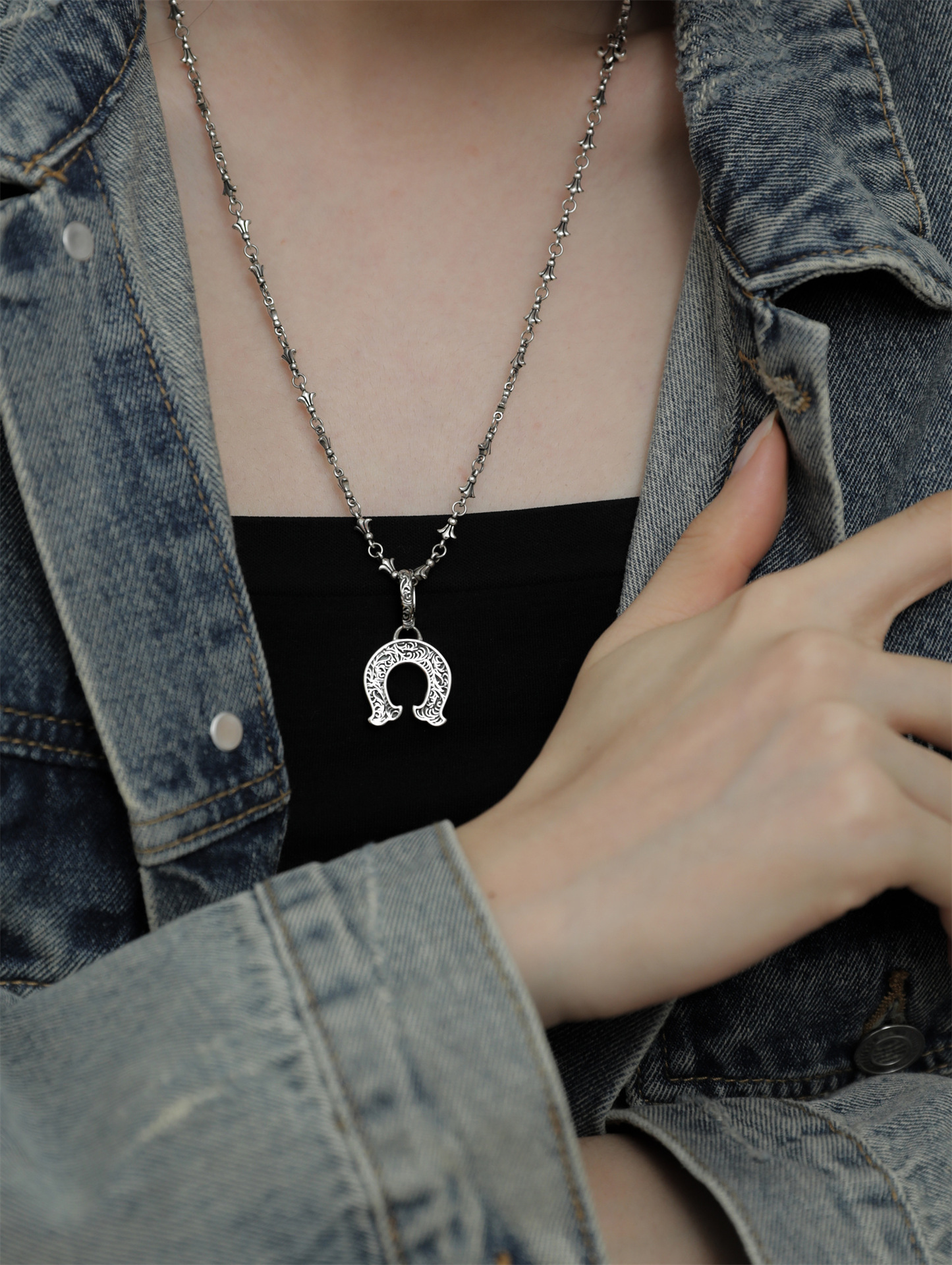 Ciondolo a ferro di cavallo design di nicchia alla moda nicchia di fascia alta stile trendy fresco_voghion.com