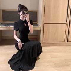 新しい中国風の黒のダークフラワーチャイナドレスバックルデザインスリムウエストフィッシュテールドレス2025夏のロングドレス