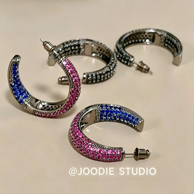 Luxurious and sophisticated red corundum zircon C-shaped ring earrings with 925 silver pins, simple and elegant fashion design