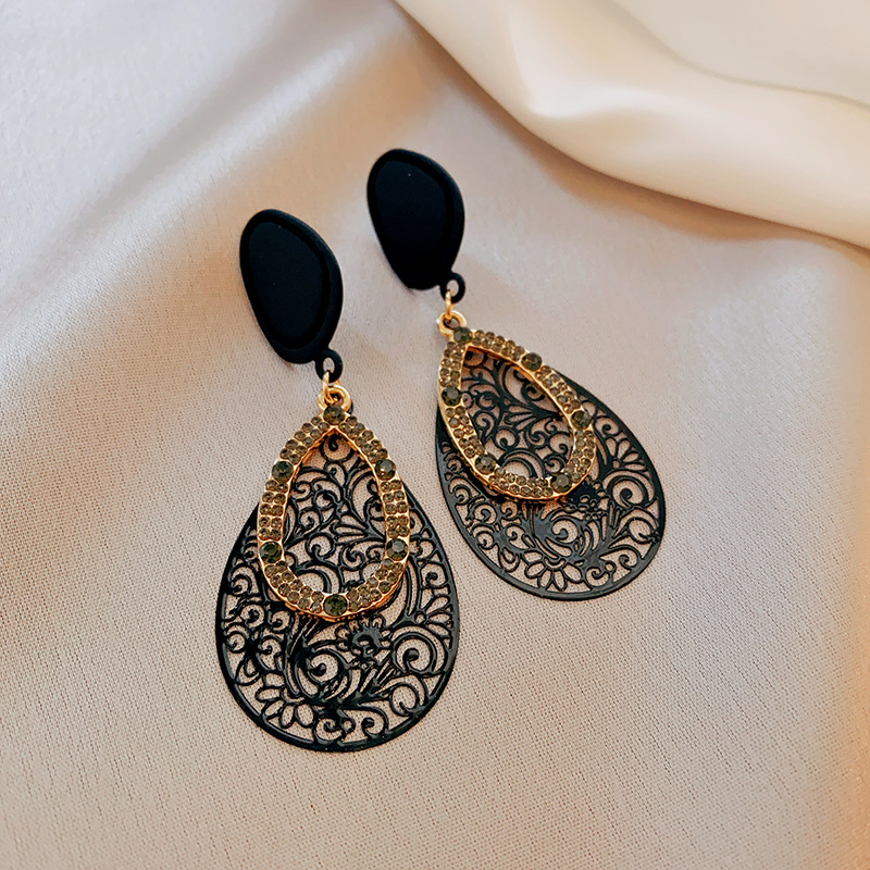 Pendientes geométricos con pliegues irregulares con cuentas de vidrio con aguja de plata Pendientes de alta calidad de temperamento negro Pendientes ligeros de lujo