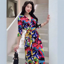 巴胺复古艺术印花气质连衣裙2026新款春夏显瘦系带裹身交叉V领裙