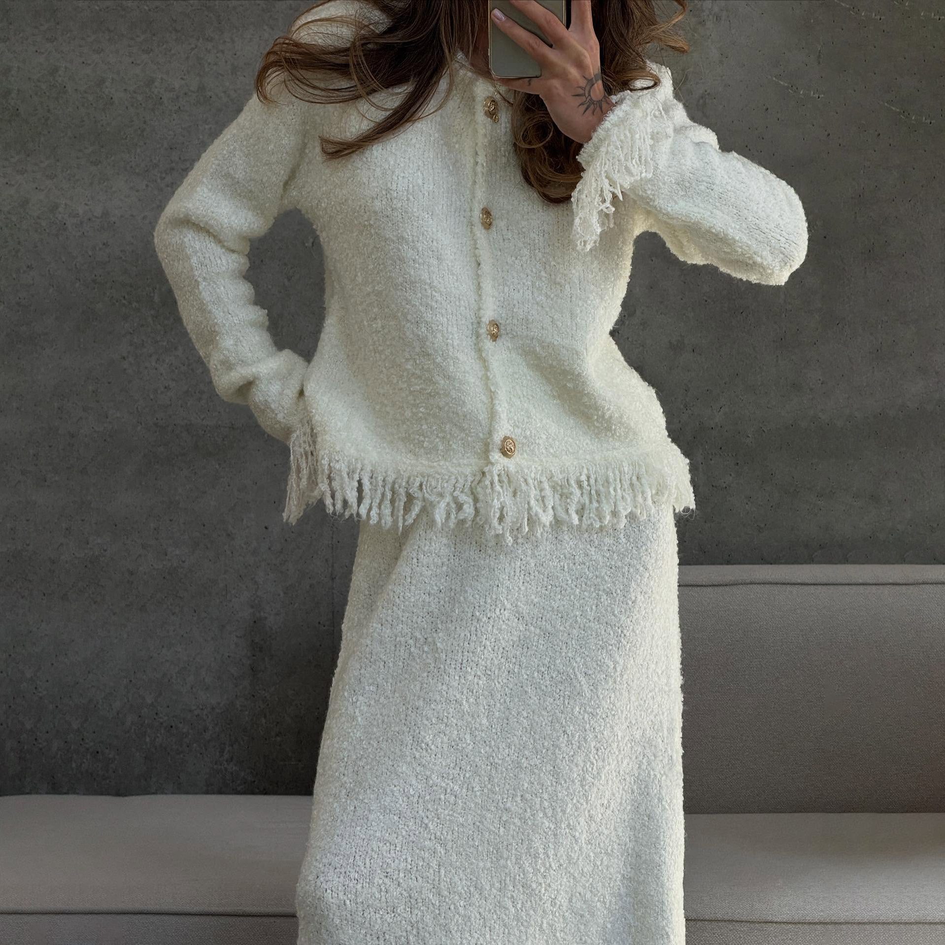 Completo cardigan in maglia a vita alta con frange e minigonna: morbida eleganza con un tocco parigino_voghion.com