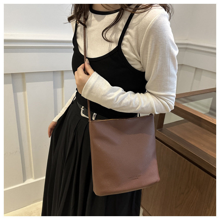 Solid-color simple single-shoulder casual. This year, the retro large-capacity 2024 new autumn crossbody bucket bag for women is in vogue undefined