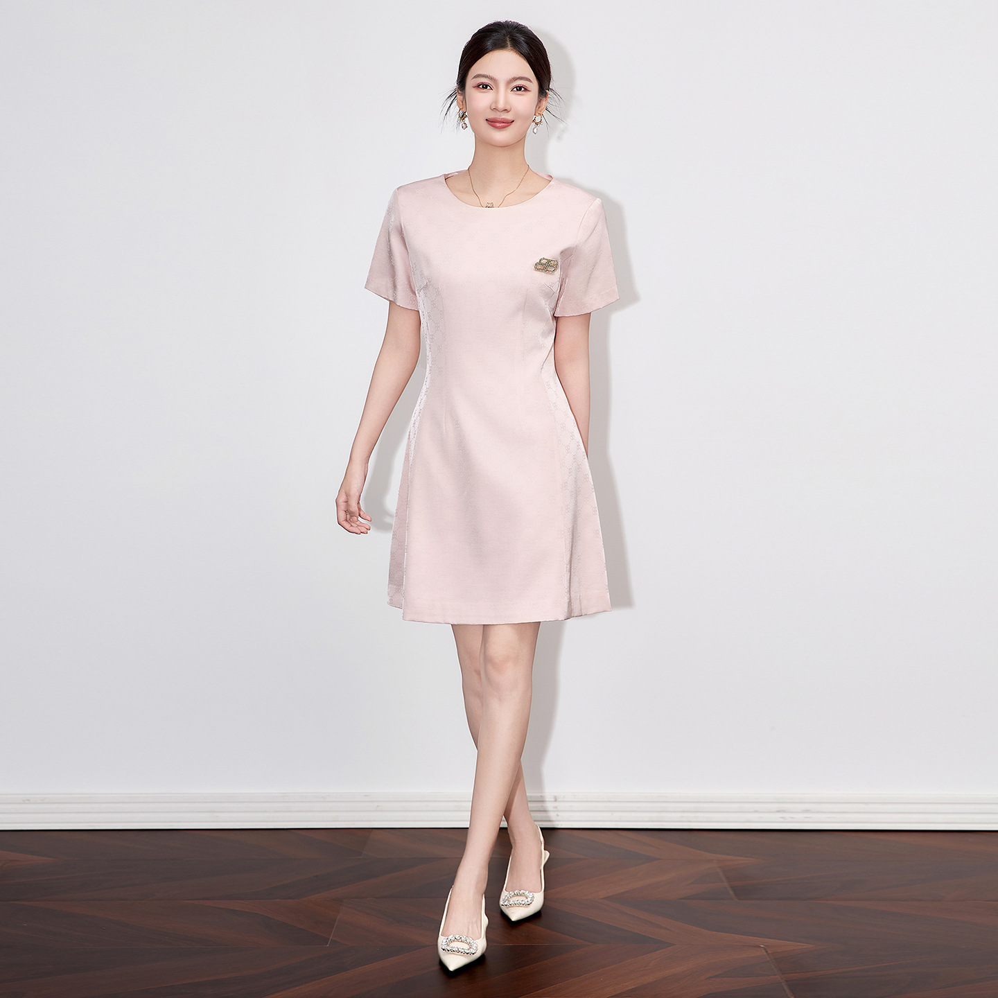 Đầm suông tay ngắn cổ tròn chất liệu tơ nhân tạo dệt jacquard thanh lịch — màu hồng