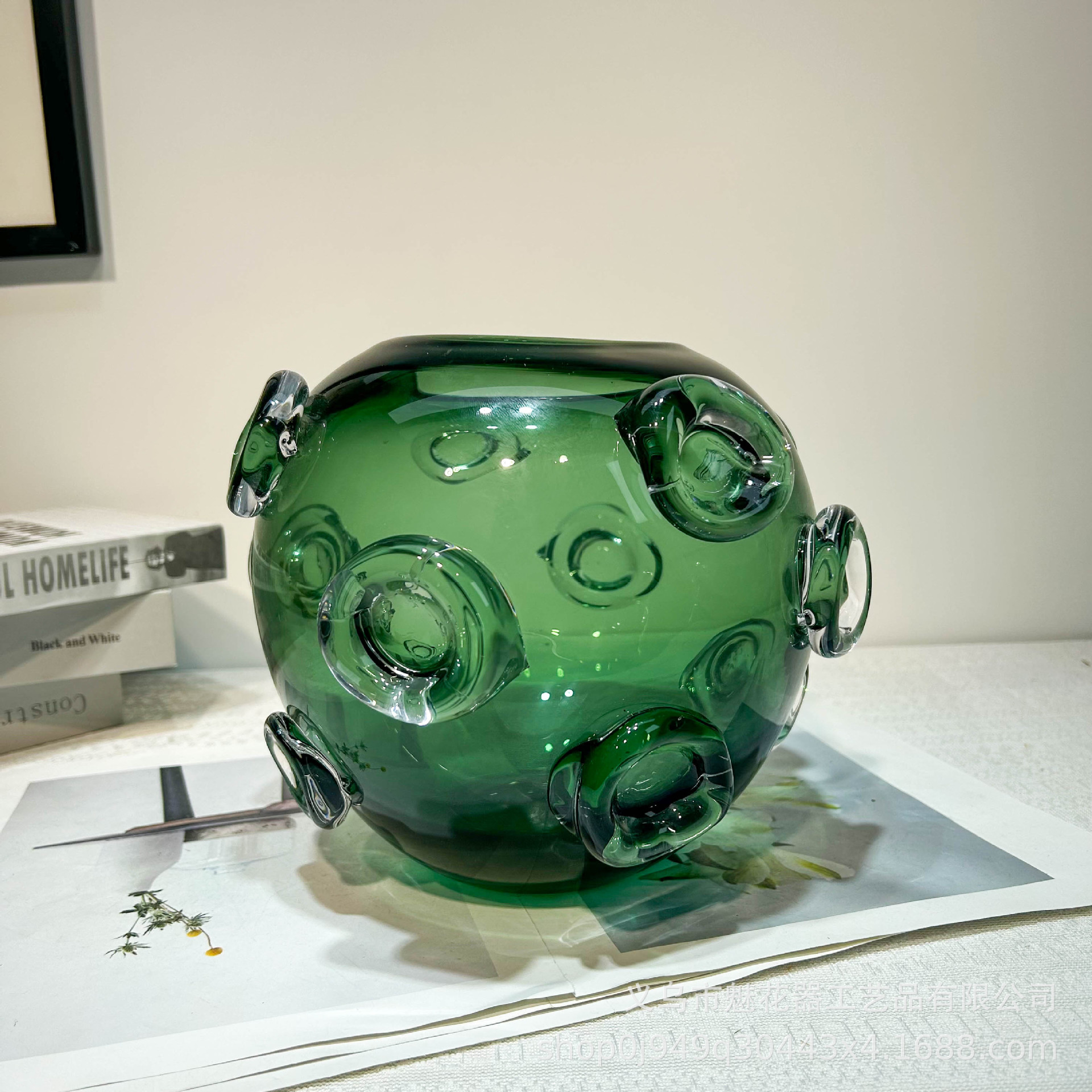 Luz y lujo moderno vasos de vidrio grueso en casa mesa de comedor vinos decoración creativa sala modelo de decoración de alto nivel arreglador de flores