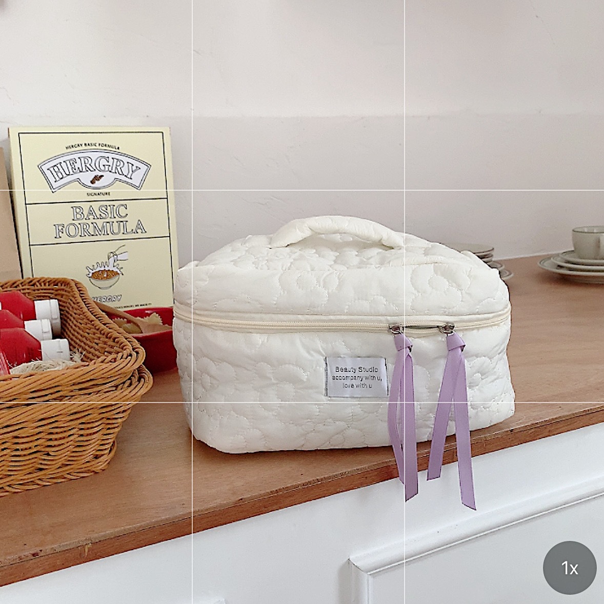 The 2631 Japanese-style fresh color-blocking flower hand-held makeup bag has a large capacity and can be carried hand in hand with a storage bag and a student pen case undefined