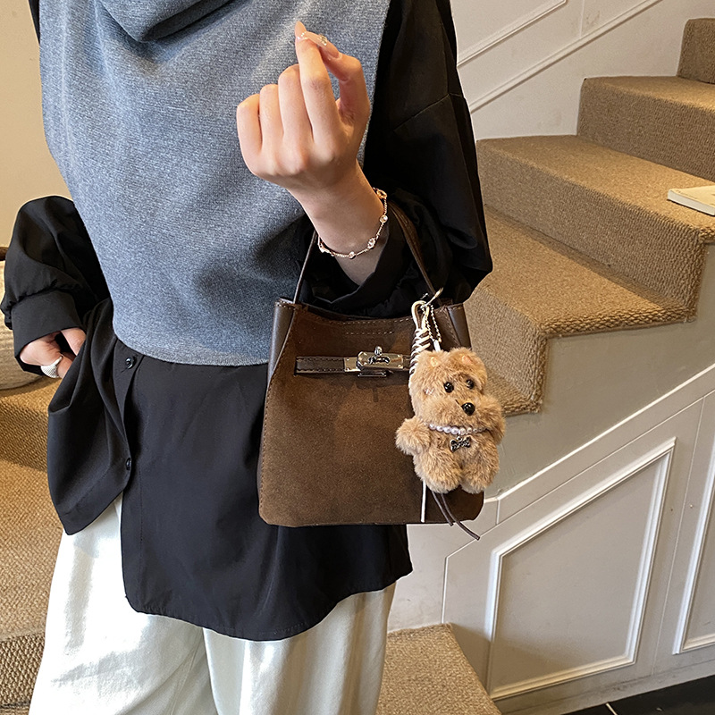 Bolsa de mano coreana retro de tería para mujeres 2025 nuevo tipo de bolso casual versátil, bolso de cubo de viaje de alta calidad