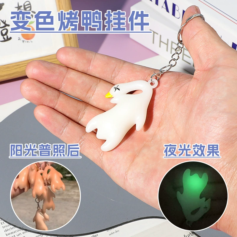 Изменяющая цвет жареная утка подвеска при свете ультрафиолетовых лучей изменит цвет