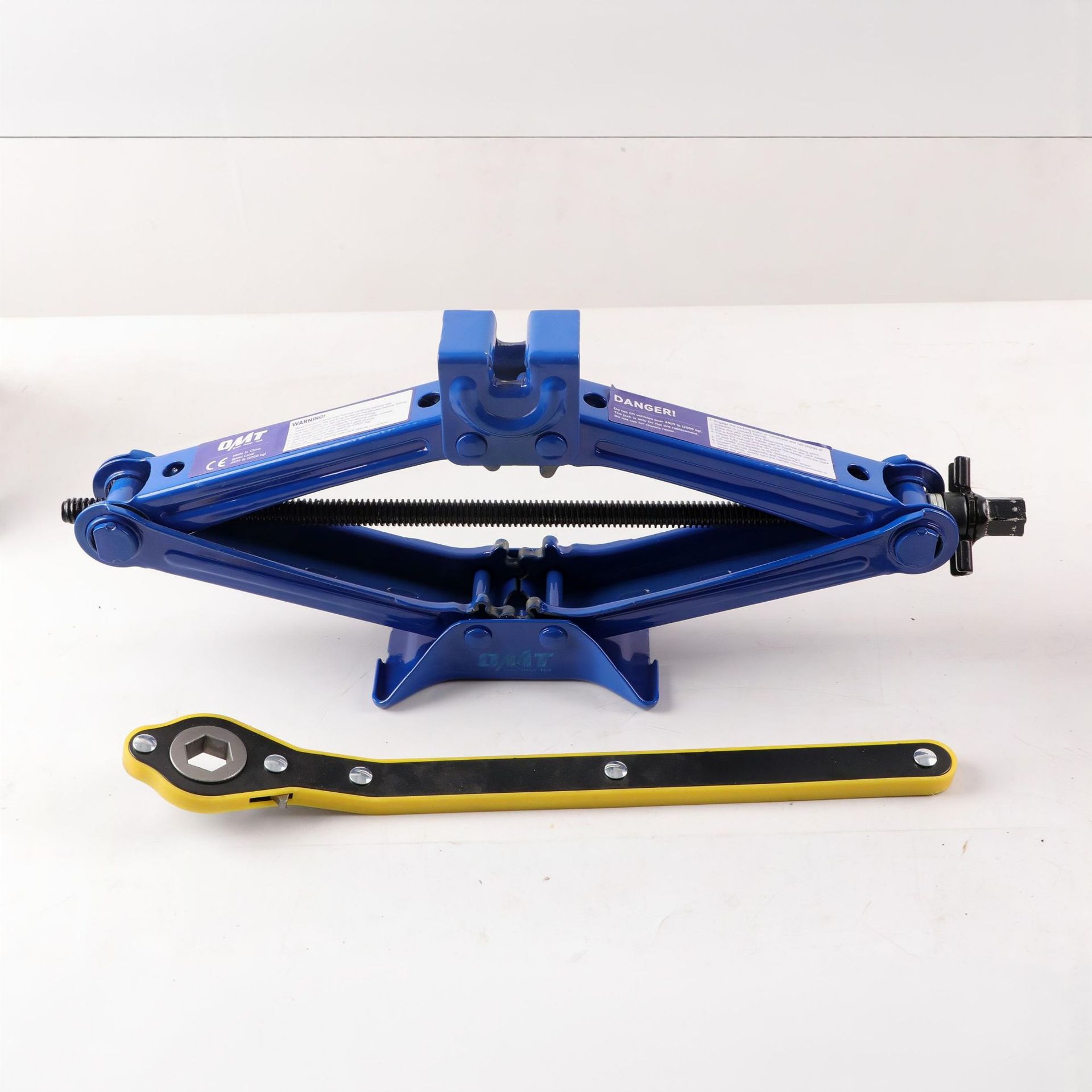 0kg Ton Labor-Saving Wrench for Small Cars, 0kg Ton Scissor-Type, Reinforced and Thickened Version, 0kg Ton Car Tire Changing Tool