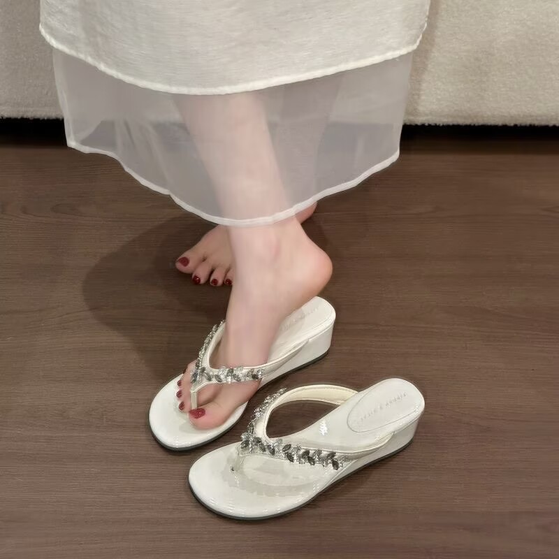 Primero encuentro con la temporada de altura de fondo grueso de pendiente de tacones de slippery para mujeres de verano 2026 nuevo estilo hermoso vestido de sandalias junto al mar image 2