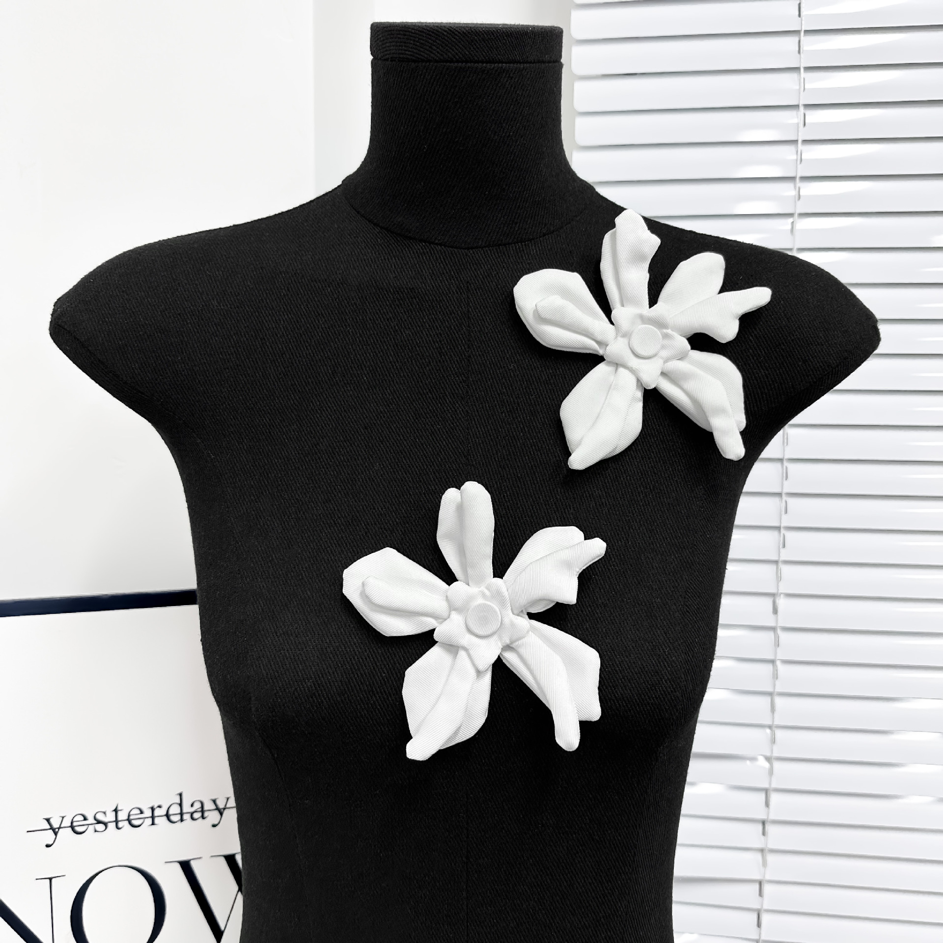 Inventario pequeño viento de cinco hojas flores de pecho blanco tela de flores zapatos de moda sombreros bolsos joyas para el cabello decoración de ropa image 1