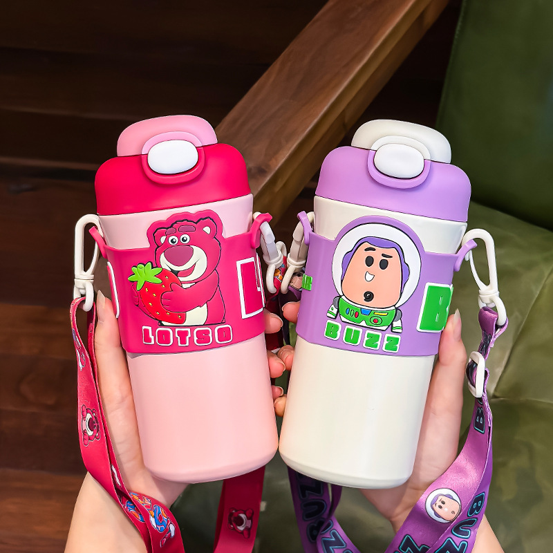 Taza de agua de oso de fresa, taza de paja para niños, taza de aislamiento térmico para niñas para la escuela, tetera de agua para estudiantes, 2024 nueva taza de doble bebida