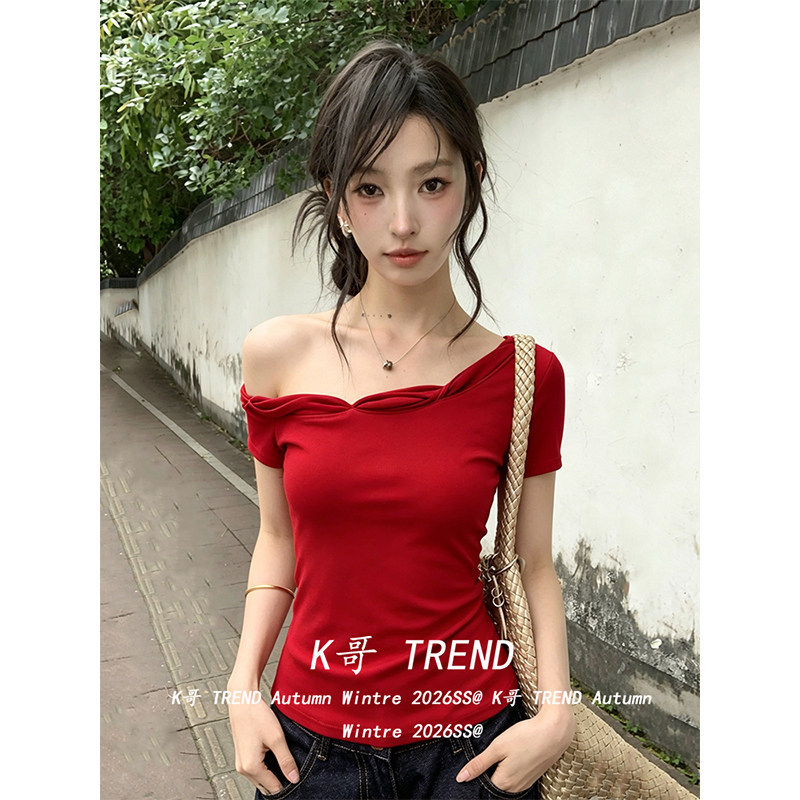 In-stock 260g rayon red one-shoulder short-sleeve T-shirt for women, summer pleated design, off-shoulder, waist-cinching, sexy and alluring