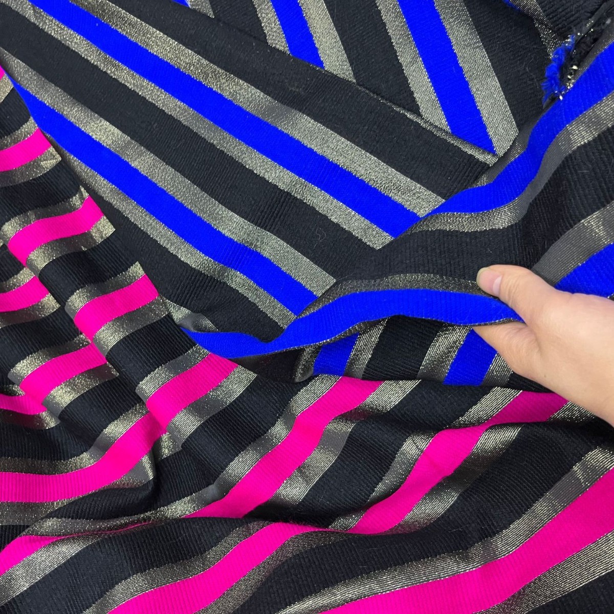 厂家直销早秋全涤高档色织时尚条纹布料女装连衣裙服装提花料128