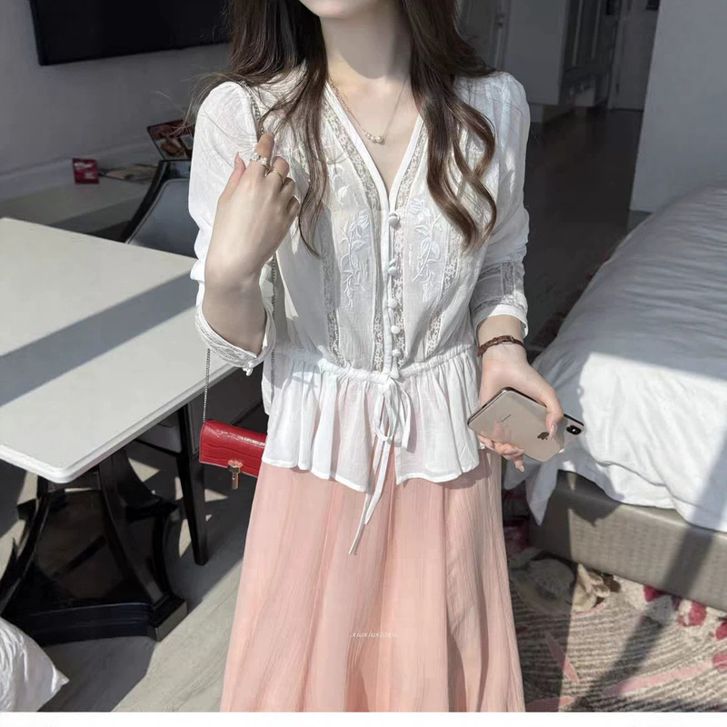 Nanyou Quality French-Style Gentle V-Neck Lace Embroidered Shirt 2026 Spring/Summer Waist-Cinching Tie Ruffle Top Nanyou Quality French-Style Gentle V-Neck Lace Embroidered Shirt 2026 Spring/Summer Waist-Cinching Tie Ruffle Top