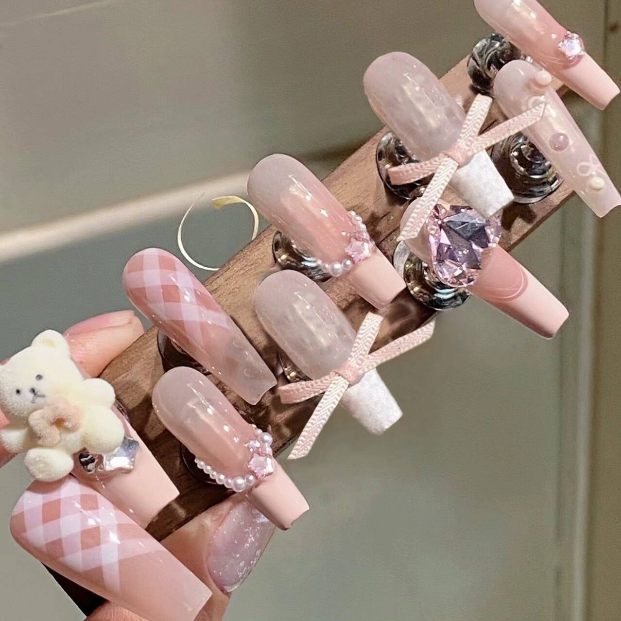Manicure perforado a mano usando manicure falsa manicure rosa lindo oso ballet mariposa manicure francesa