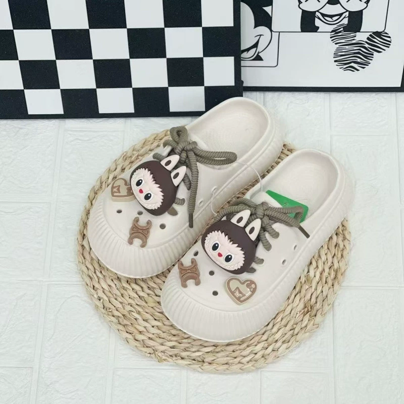 Женская летняя девочка милое сердце, носящая нескользкие туфли на пляже