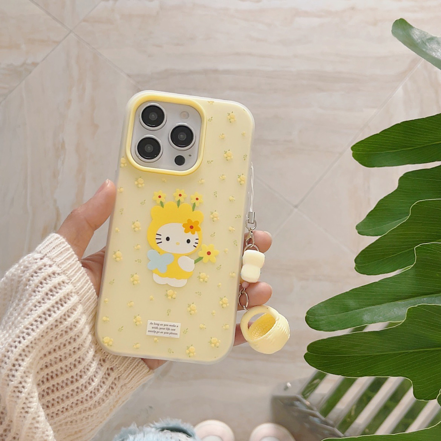 Verano amarillo pequeño floral KT gato para Apple 16ProMax funda para teléfono móvil 15Pro colgante 14/13 nuevo 15PM