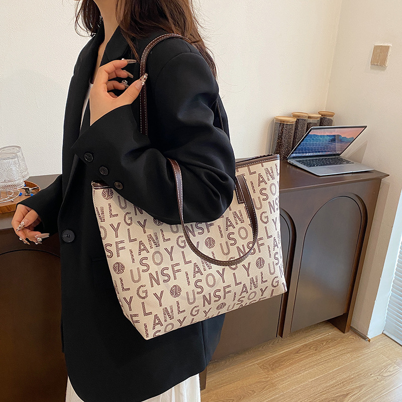 Bolsas de gran capacidad de este año, bolsas de moda populares, bolsas de viaje portátiles de hombro, invierno 2024, nueva marea de letras