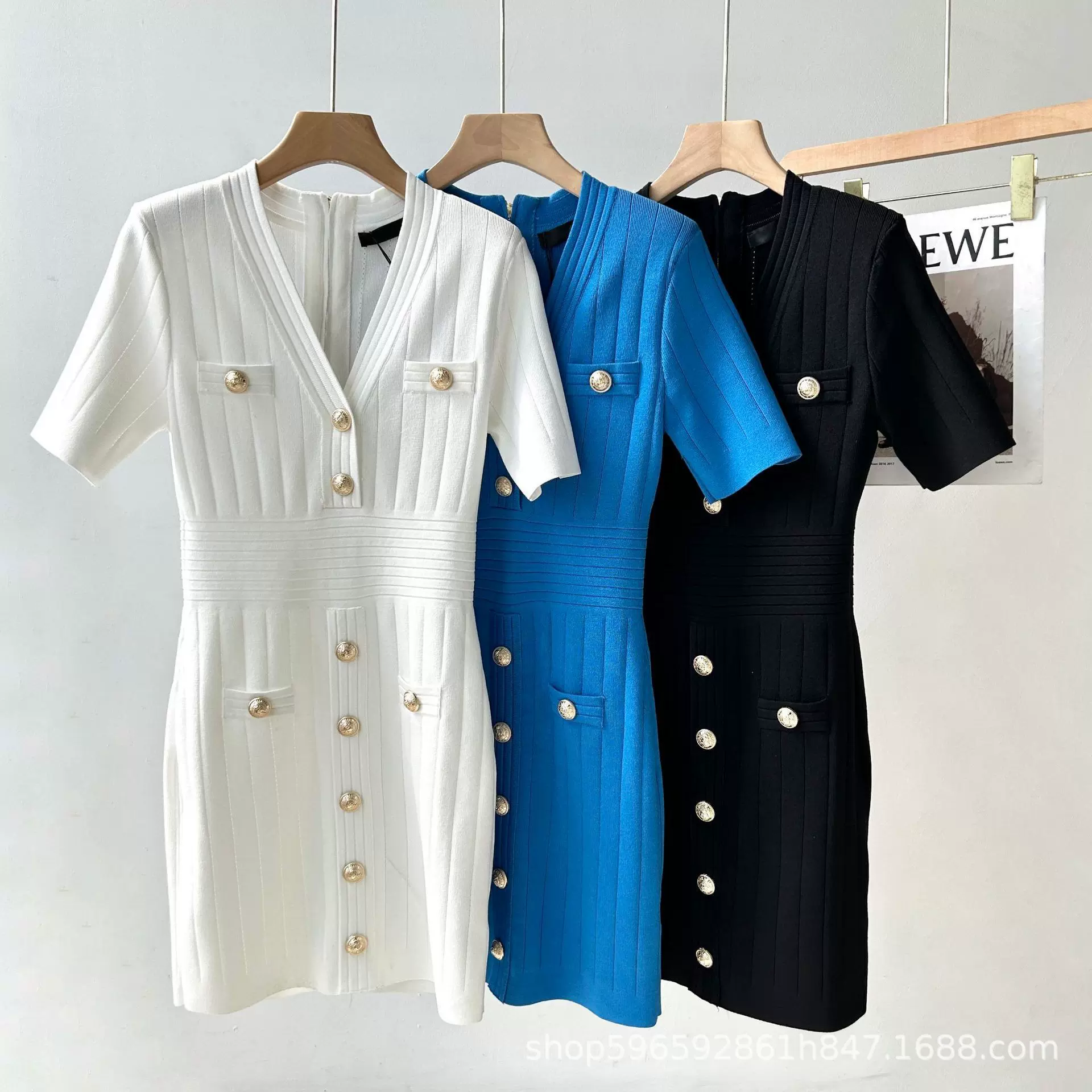 早春女装金扣法式连衣裙女小众设计感b家新款V领短袖针织包臀中裙