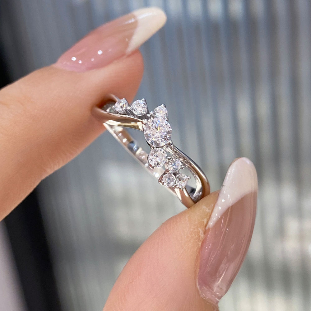 Glittrande ring för kvinnor designerring elegant smycke_voghion.com