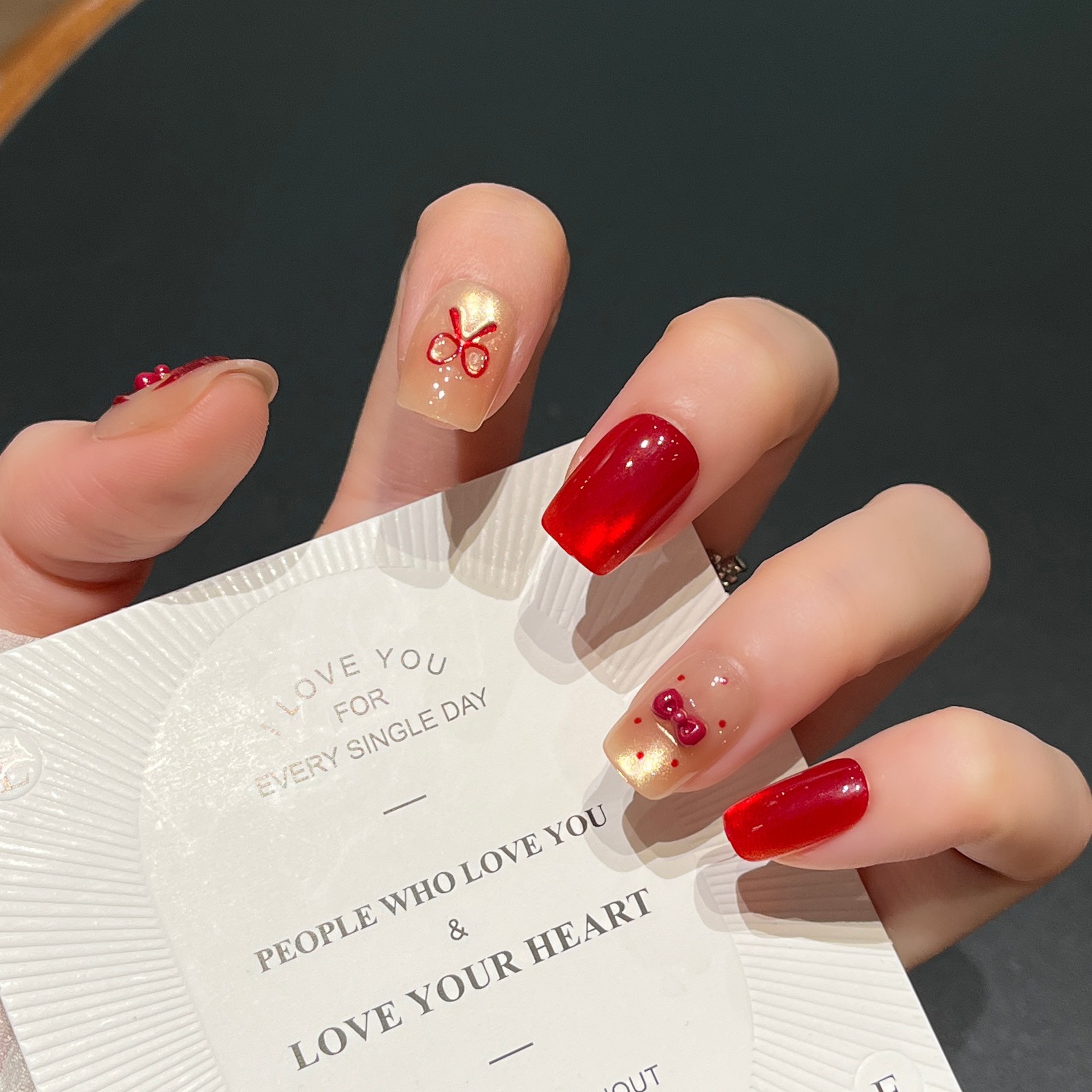 Sombrero rojo estereoscópico KT desgaste uñas engrosadas piezas de uñas acabadas Año Nuevo blanqueamiento rojo uñas al por mayor desmontables
