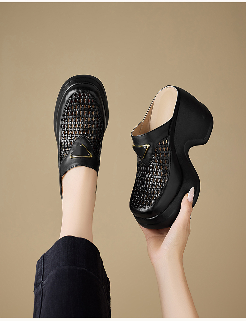 Dép sandal nữ đế xuồng cao bồi, quai chữ v đan mây, mũi kín hở ngón, form rộng thoải mái — màu đen, bạc chi tiết 7