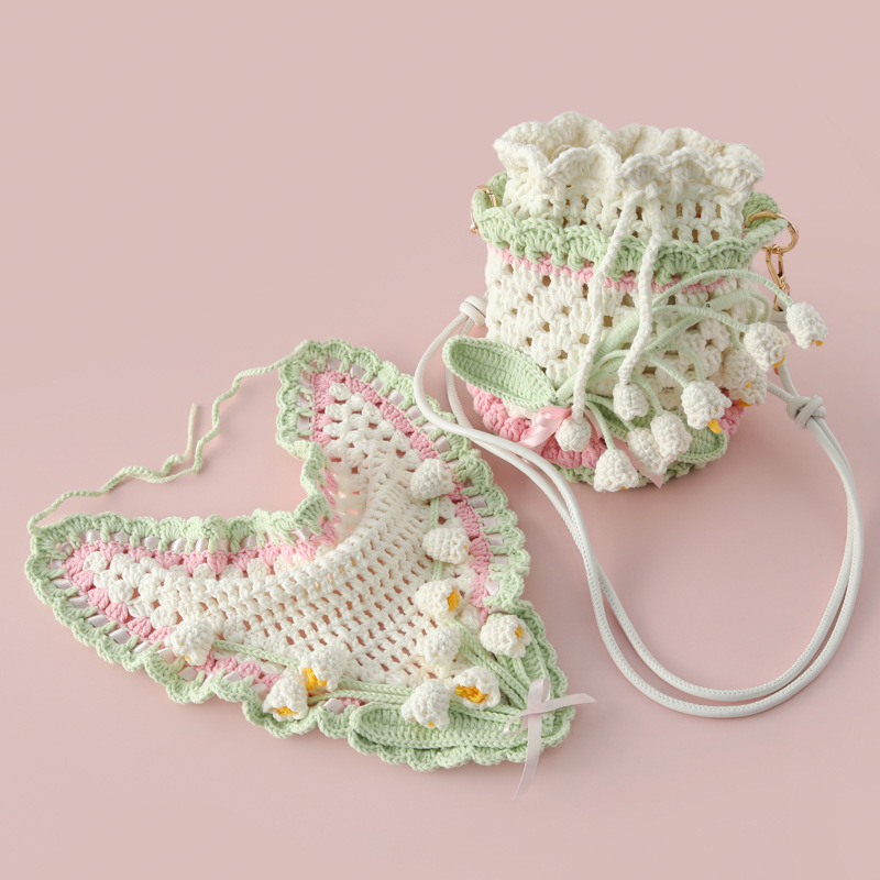 ネットの赤いタイプの編み物の手作りのスカーフのバケツの包みのセットのイチゴのケーキのすずらんの花束の包みはイチゴのバケツを抱いています。|undefined