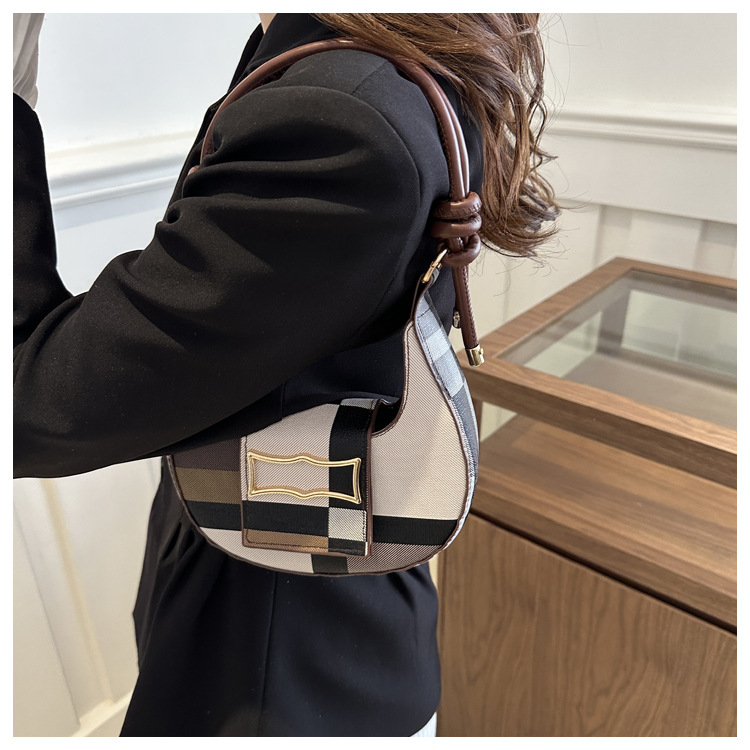 Textura de moda, estilo occidental, un solo hombro, bolso de hombro de color de contraste de personalidad de moda, 2024 nuevo bolso de hombro de verano