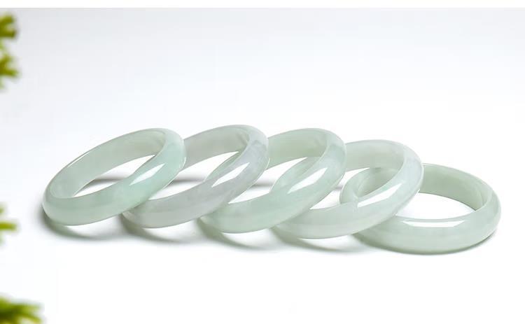 Vòng tay ngọc bích tự nhiên màu xanh lá nhạt, đường kính trong 52–64 mm chi tiết 14