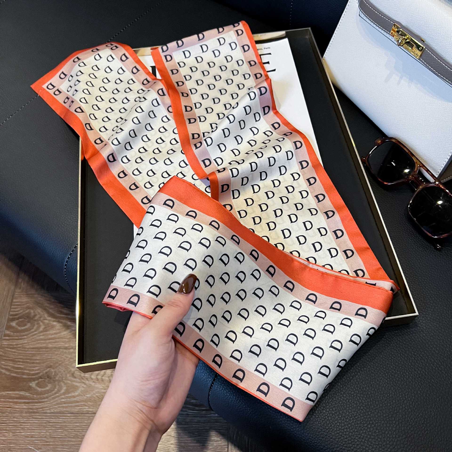 Nueva bufanda de seda pequeña banda larga estrecha para el cabello mujer estilo primavera y otoño moda madre bufanda estilo verano estilo fino serpentina bufanda al por mayor