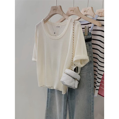 2025新型夏の白いu襟の短い肩のニットの半袖tシャツの女性のデザイン感の小さい子供の上着