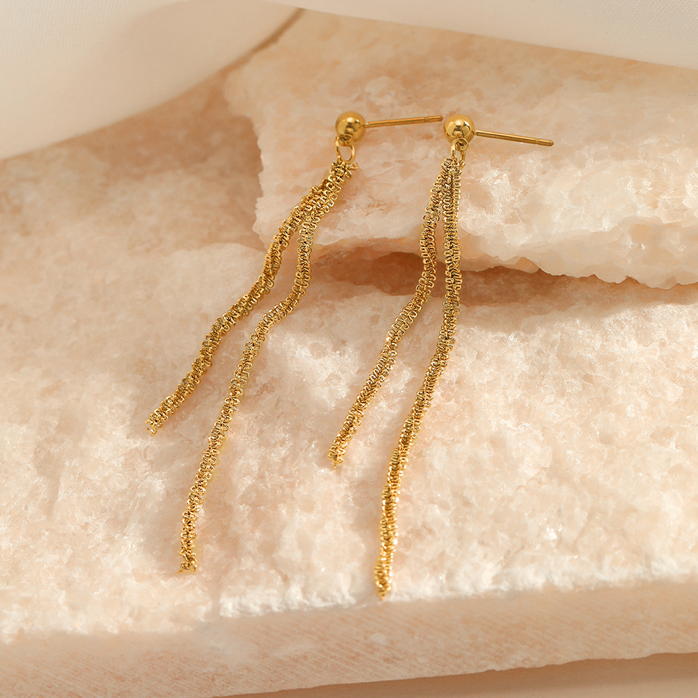 Celebridad en línea ins larga borla pendientes de acero inoxidable europeo y americano nicho diseño cadena oro real electroplated pendientes para mujeres