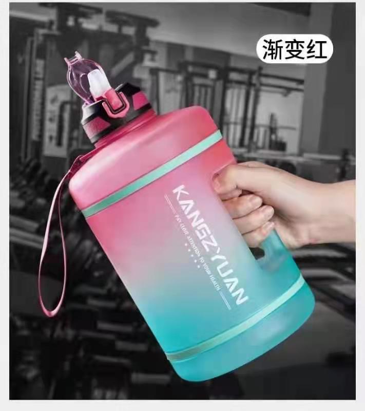 Capacidad transfronteriza deportes cubo taza portátil fitness más tamaño botella de agua con paja de plástico gradiente de color taza de agua