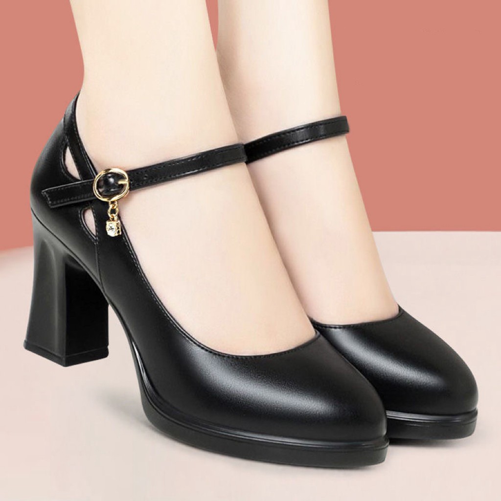 Zapatos de cuero lacado auténticos de cuero brillante de tacones medios para mujeres no se cansan de los pies cheongsam, zapatos de estilo de cuero de madre de tacones simples.