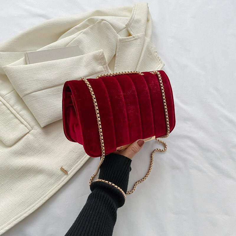 Bolso cuadrado pequeño de moda de terciopelo para mujer 2023 primavera nuevo estilo bolso de hombro de cadena de aire occidental bolso de mensajero simple casual