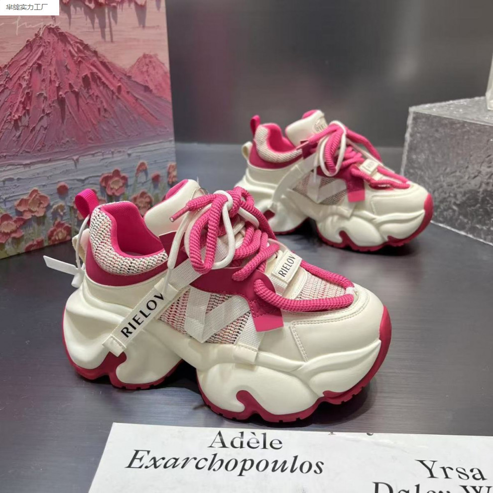 Европейские ультралегкие кроссовки на толстой подошве с сетчатым верхом для женщин, увеличивающие рост, летние 2025, новые повседневные популярные универсальные кроссовки.