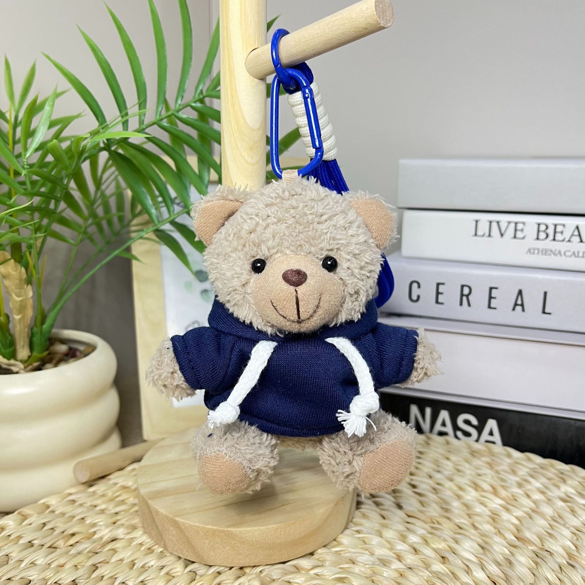 El oso con su chaqueta azul