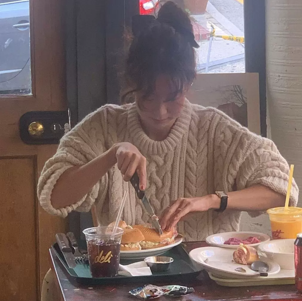 现货  2025冬季新款韩国东大门八奶宽松纯色圆领羊毛麻花针织毛衣