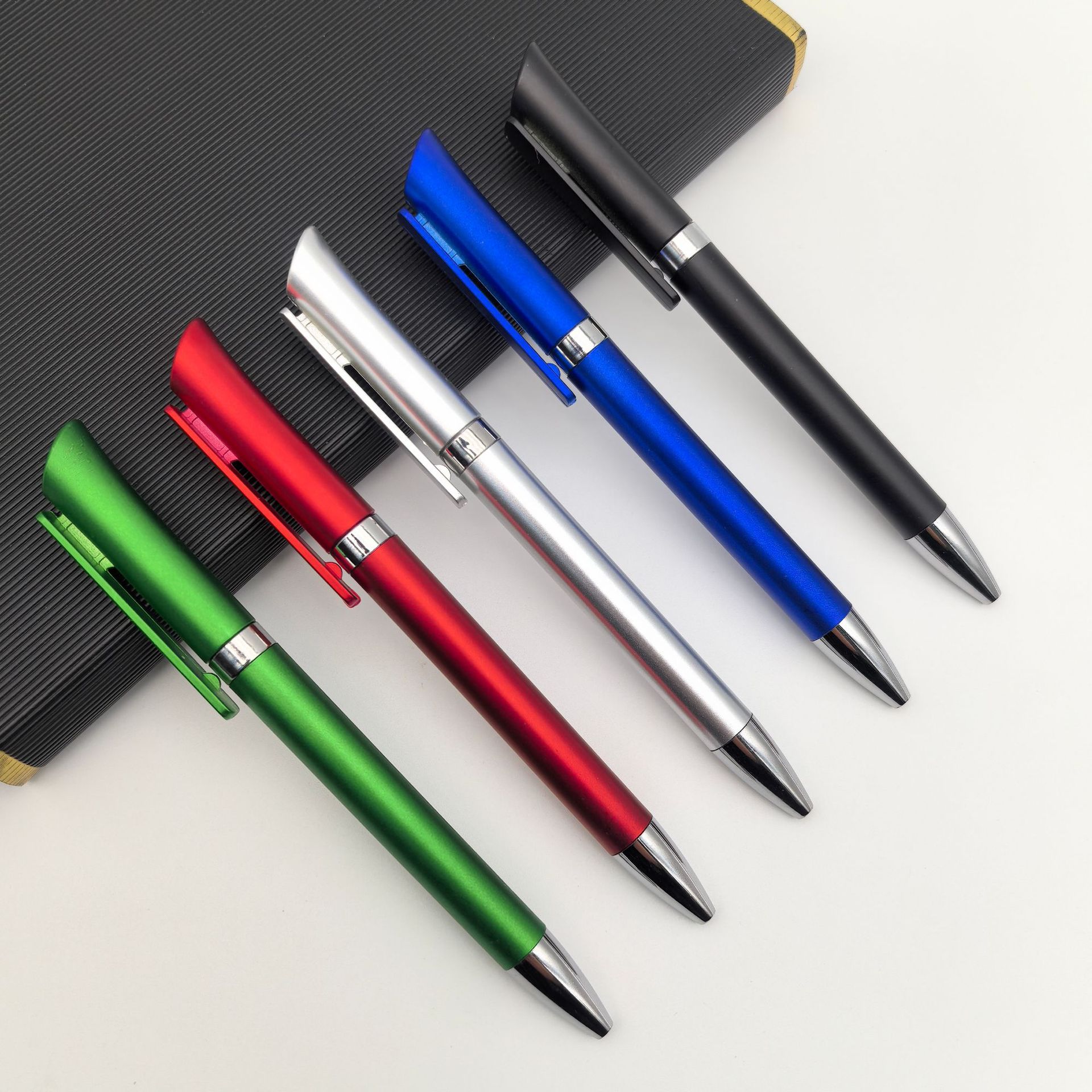 Bolígrafo publicitario personalizado, poste de pintura en aerosol, bolígrafo retorcido de plástico, portalápices grandes, bolígrafo promocional, bolígrafo giratorio