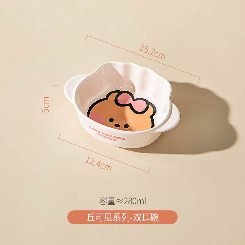 ブラウン熊はハンドル付きの陶磁器焙煎チーズグラタンを持っています。|undefined